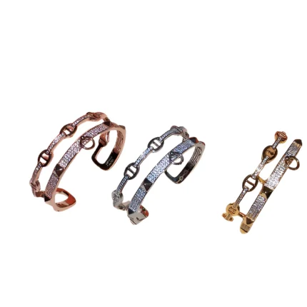 Product Details:  🛠️ Materials: Premium metal alloy with textured finish 🎨 Finishes: Silver, Rose Gold, Gold 📏 Size: Standard women's fit 👗 Style: Women's bracelet 🎁 Packaging: Comes with complete HERMES branded box    🕒 Delivery: 10 to 14 days to be delivered.